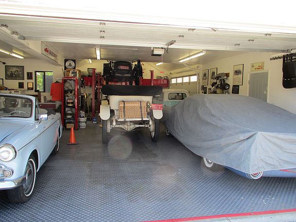 room for 6 to 8 cars