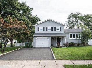 1 Cypress Ct, Edison, NJ 08820