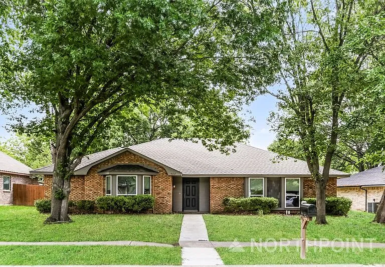 422 Ash Ln — Photo 1