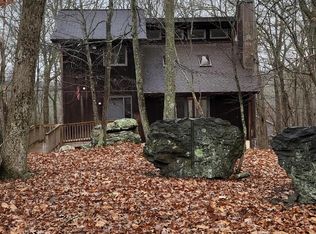 387 Canterbury Rd, Bushkill, PA 18324