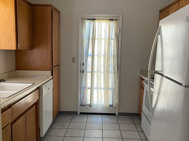 285 W Clover Rd — Photo 6
