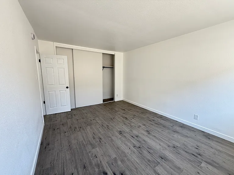 6737 Woodman Ave #7 — Photo 10