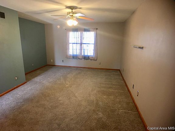5th image of 110 Willow Ln