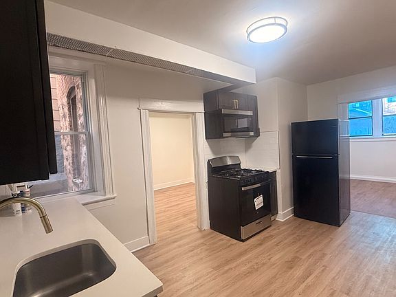 2nd image of 160 59th St #B1e