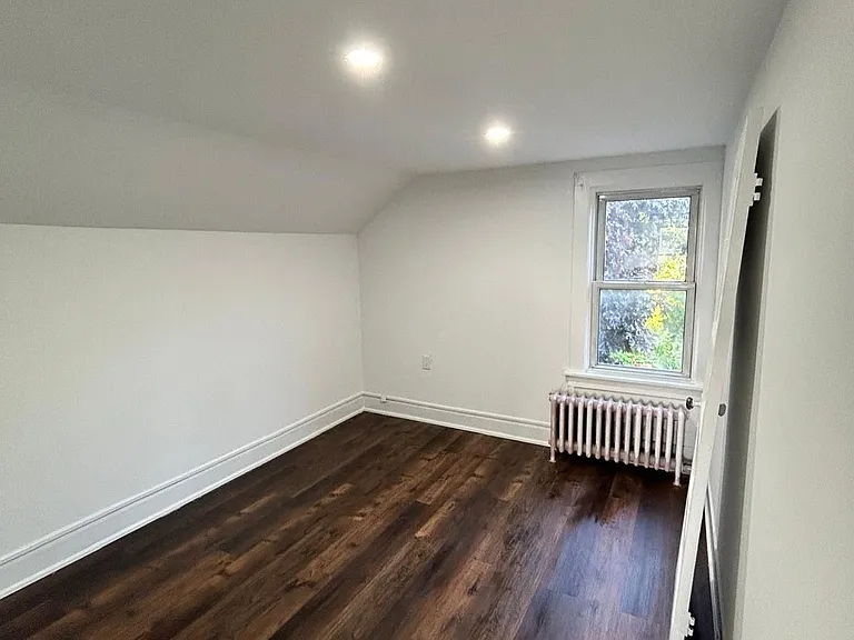 37 Clarence St — Photo 5