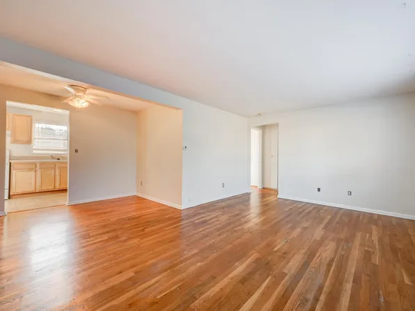 4 Goslee Dr APT 2, Manchester, CT 06040