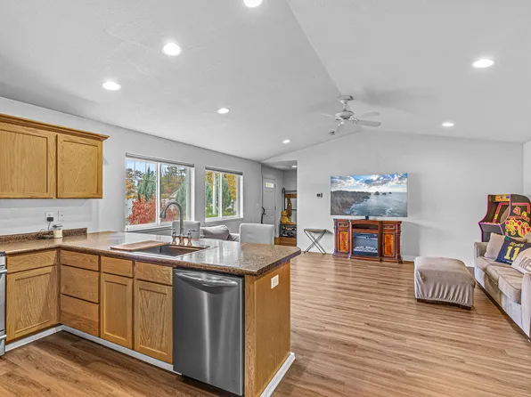 100 Rhonda Ln, Phoenix, OR 97535