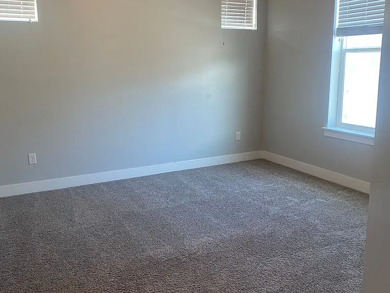 90 W Silver Springs Dr — Photo 4