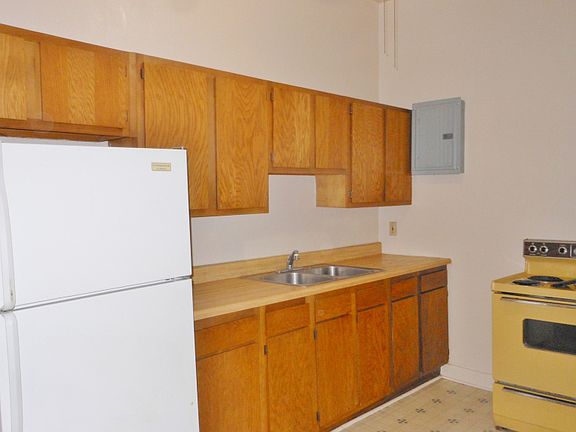 4th image of 108 S Clinton St APT 11