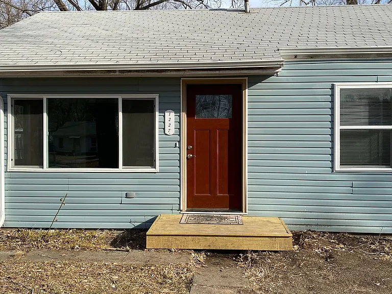 1227 N Eisenhower Dr — Photo 1