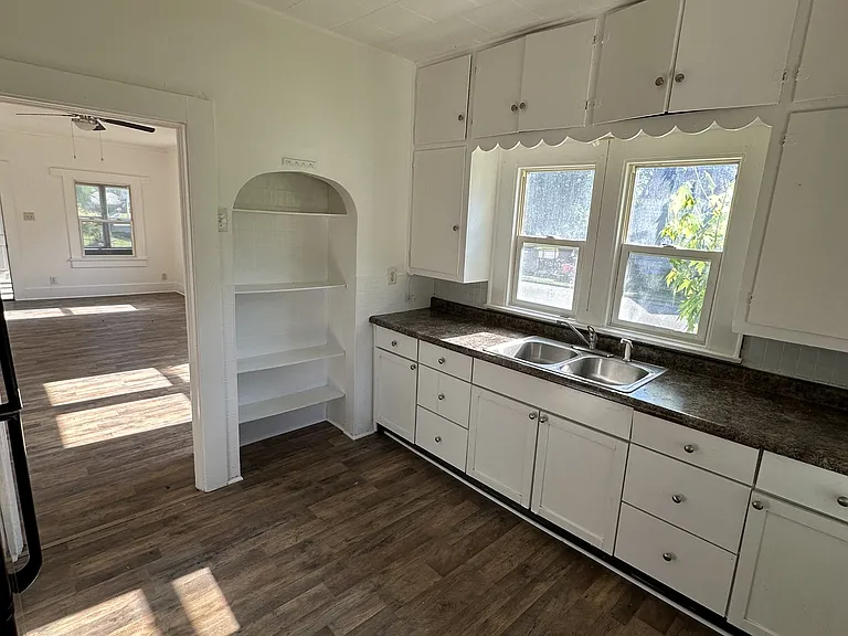 1403 W 4th St — Photo 11