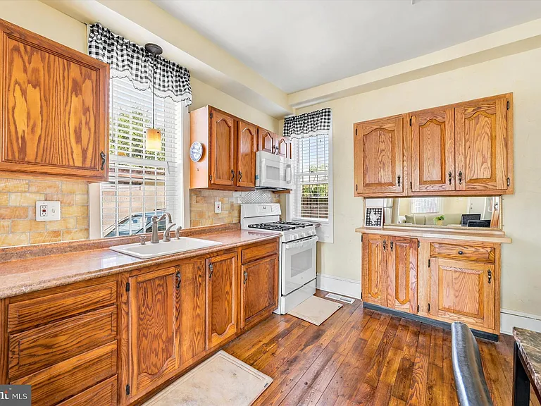 3220 Jasper St — Photo 4