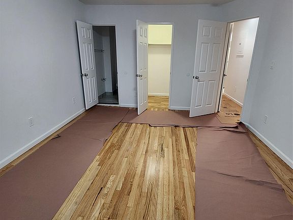 4th image of 905 E 82nd St