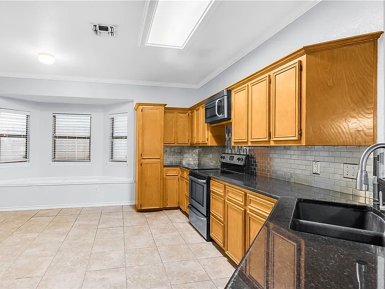 7658 Clearbrook Dr — Photo 12