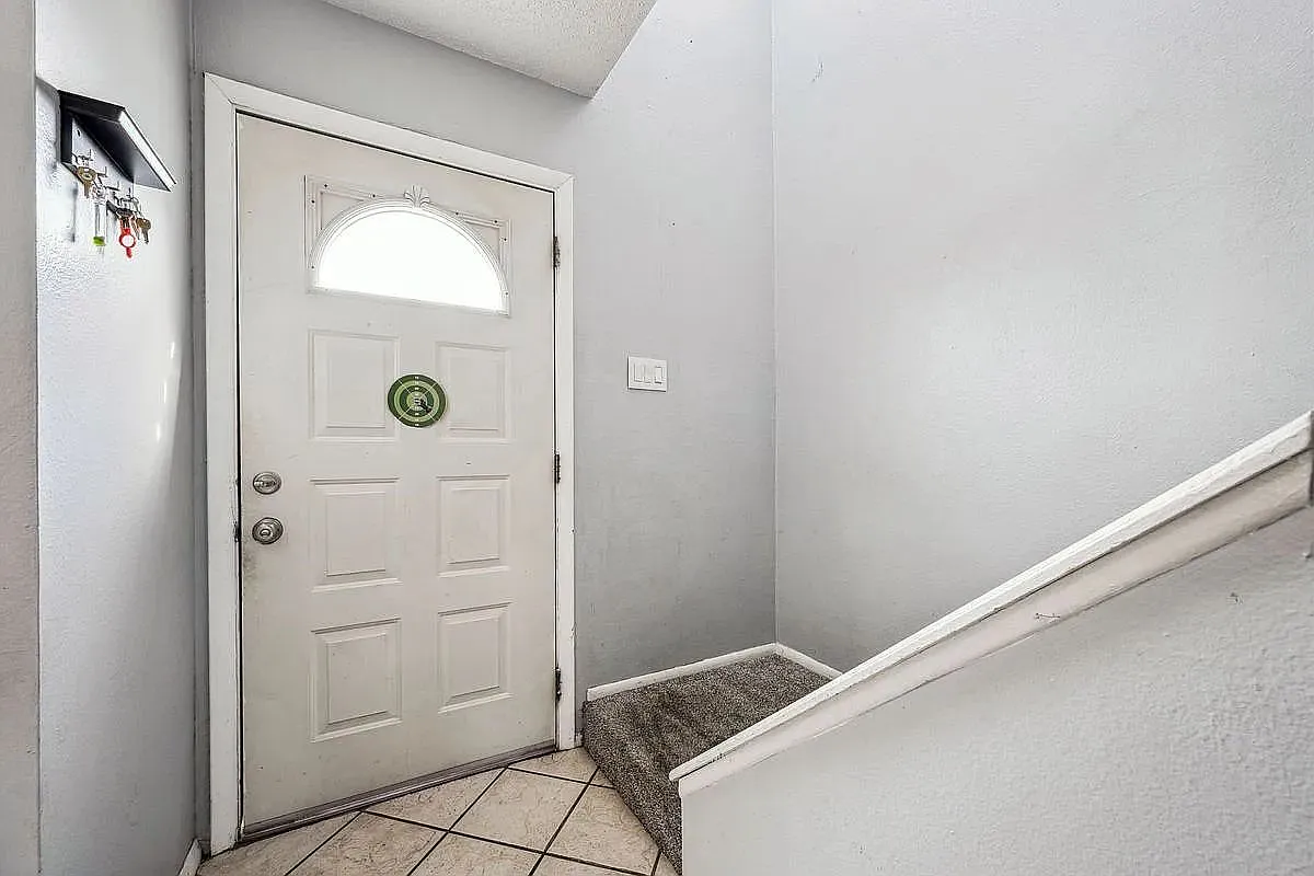 Charming 2bed/1.5 bath Townhome - Water Included — Photo 2
