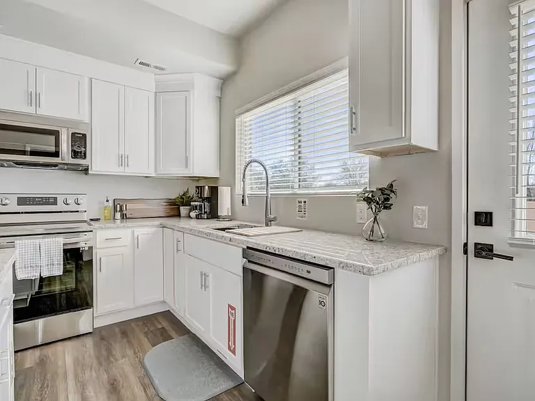 2220 E La Salle St — Photo 37
