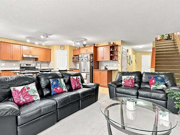4th image of 345 W Saddlecrest Way NE