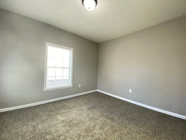 2211 S Pine St — Photo 6