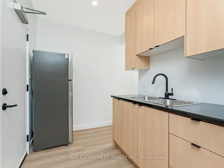 127 Victoria Ave S #8 — Photo 6