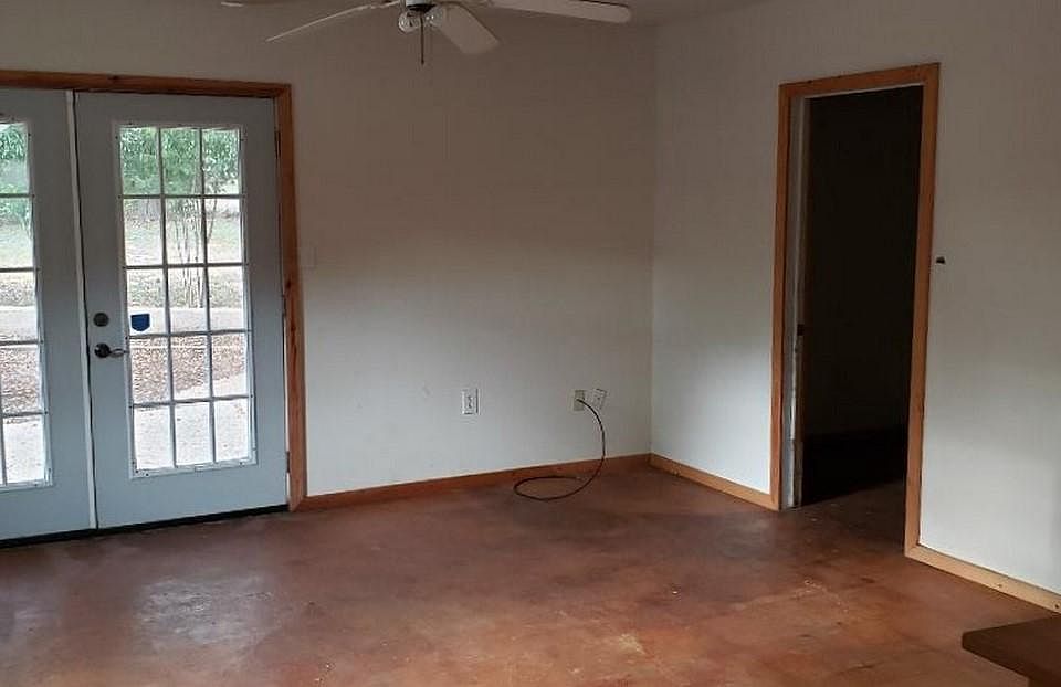 2nd image of 611 W 2nd Ave
