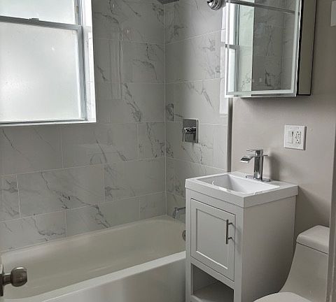5th image of 4706 N Leavitt St APT 2