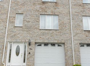 2 Hops Commons Ct, Secaucus, NJ 07094