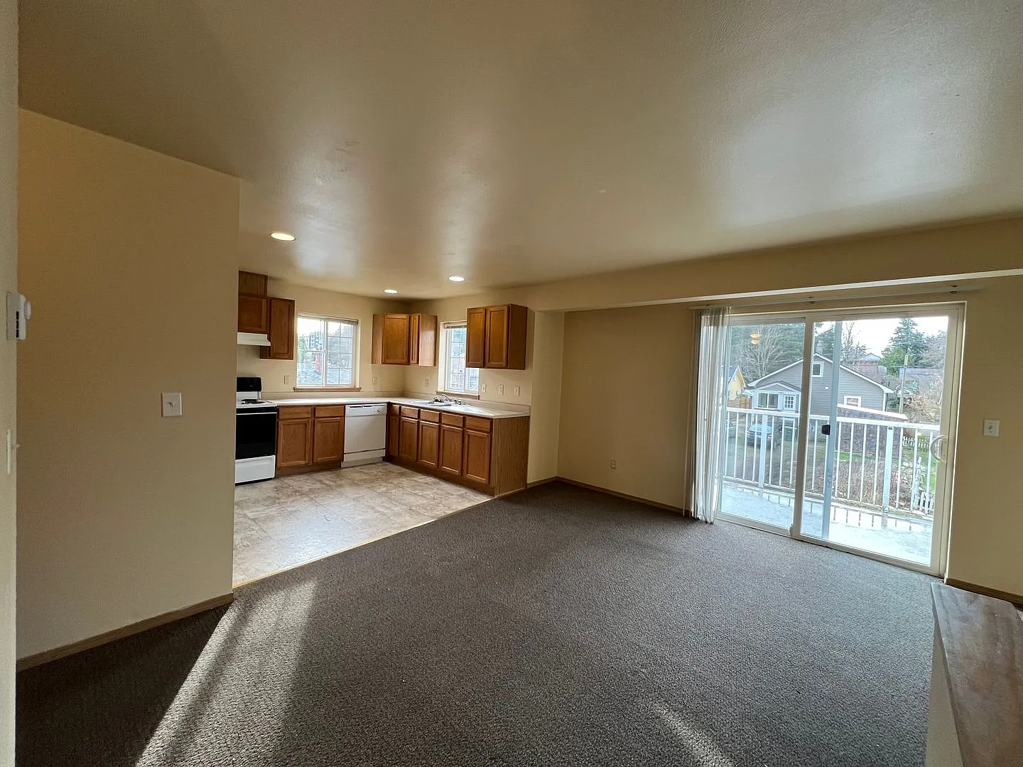 4 Bedroom York Neighborhood Town Home with 1 Car Garage — Photo 3