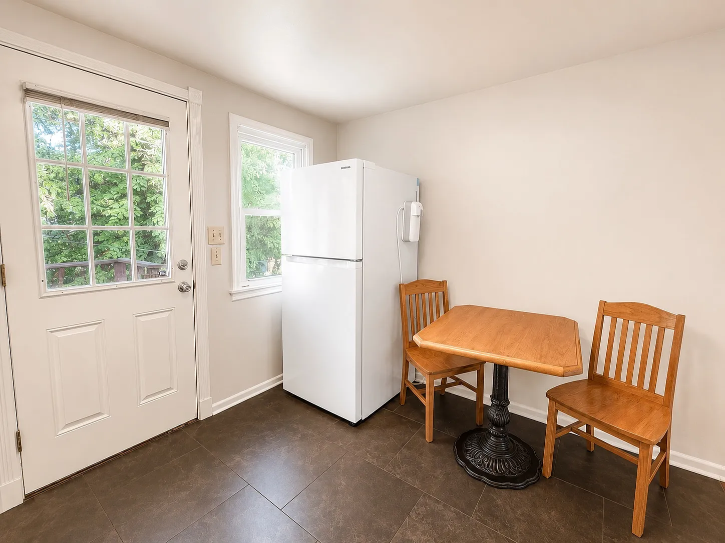 2 bed, 1000 sqft, $1,200 — Photo 2