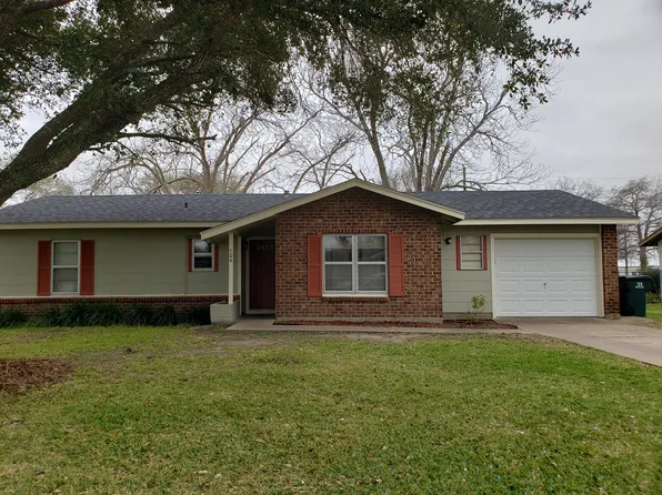 504 Wilson St, Edna, TX 77957