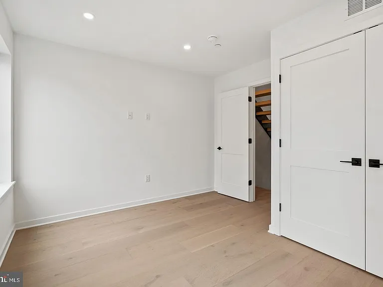 2209 Montrose St — Photo 33