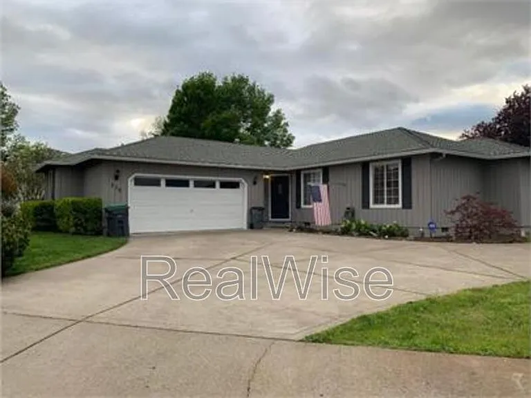 210 Sweetbrier Dr — Photo 1