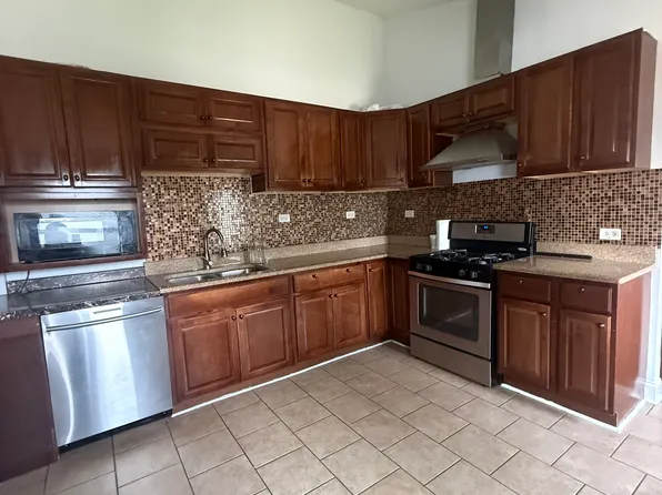 100 Granada Rd, Carpentersville, IL 60110