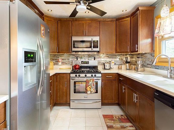5th image of 330 Crestview Dr