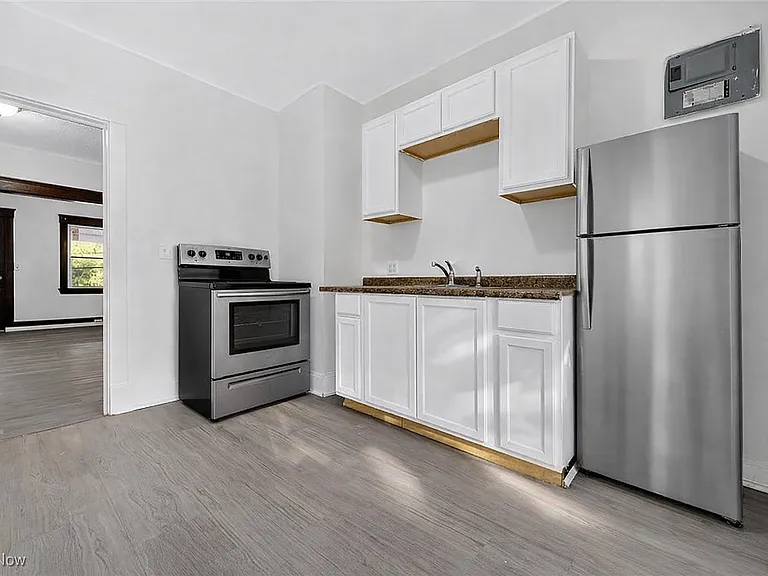 3557 W 32nd St #U — Photo 11