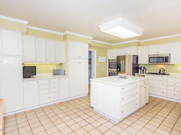 5th image of 621 Elmdale Ct