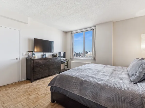 4-74 48th Avenue image 11 of 28