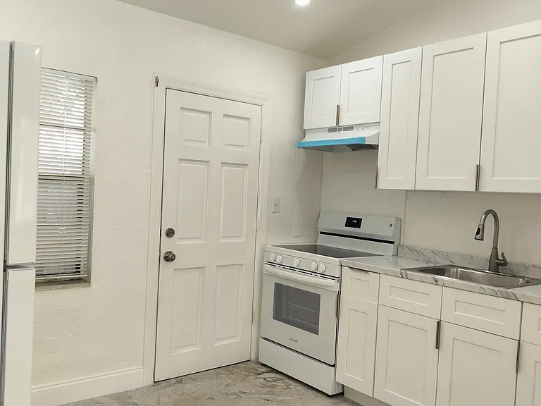 709 NE 7th St #2 — Photo 1