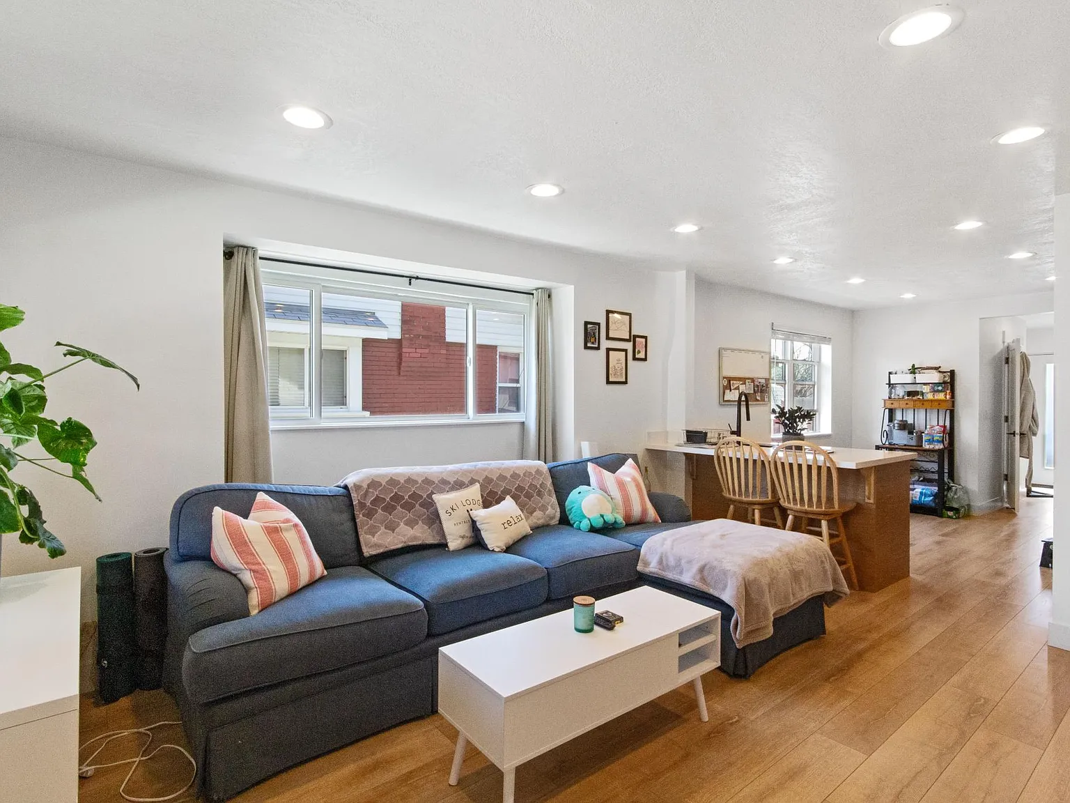366 E Logan Ave — Photo 2