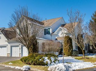 60 Mulberry Ct, Paramus, NJ 07652