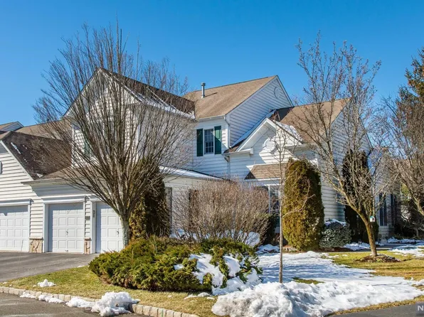 60 Mulberry Ct, Paramus, NJ 07652