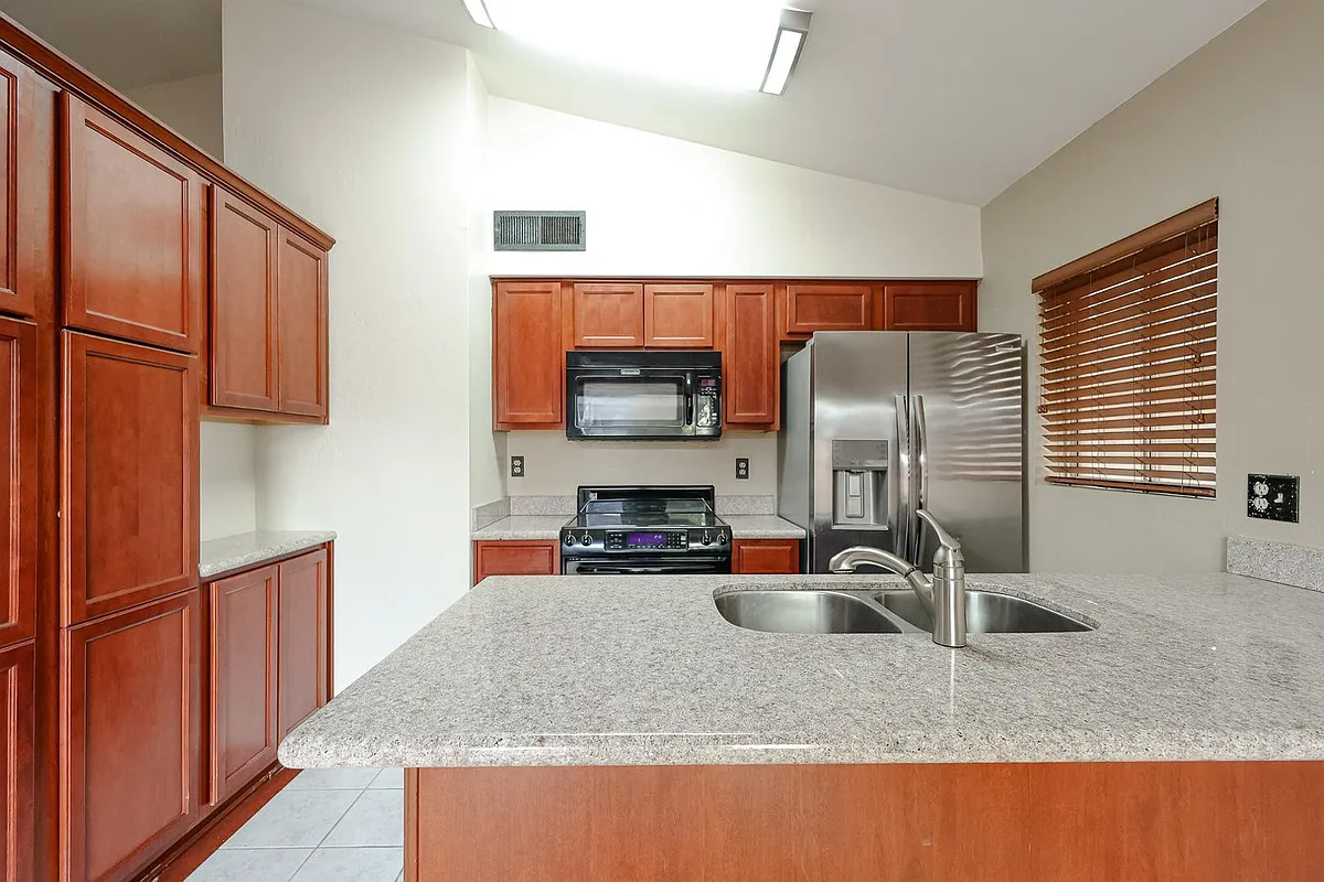 Building Photo - 102 W Concorda Dr #103