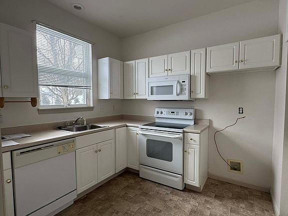 3rd image of 62 Stonehedge Cir