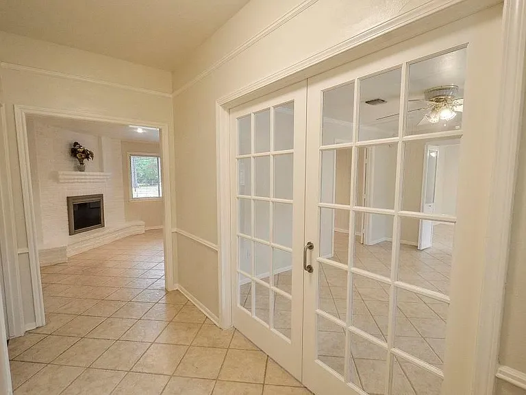 25602 Oakhurst Dr — Photo 3