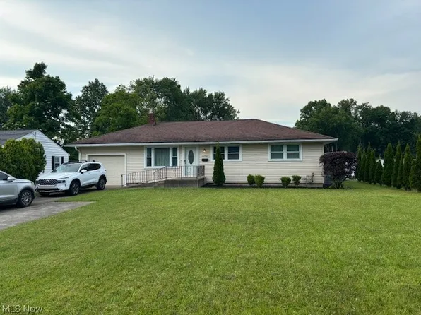 3943 Loma Vista Dr, Youngstown, OH 44511