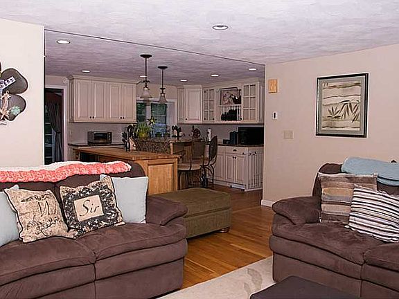 4th image of 83 Westwood Dr