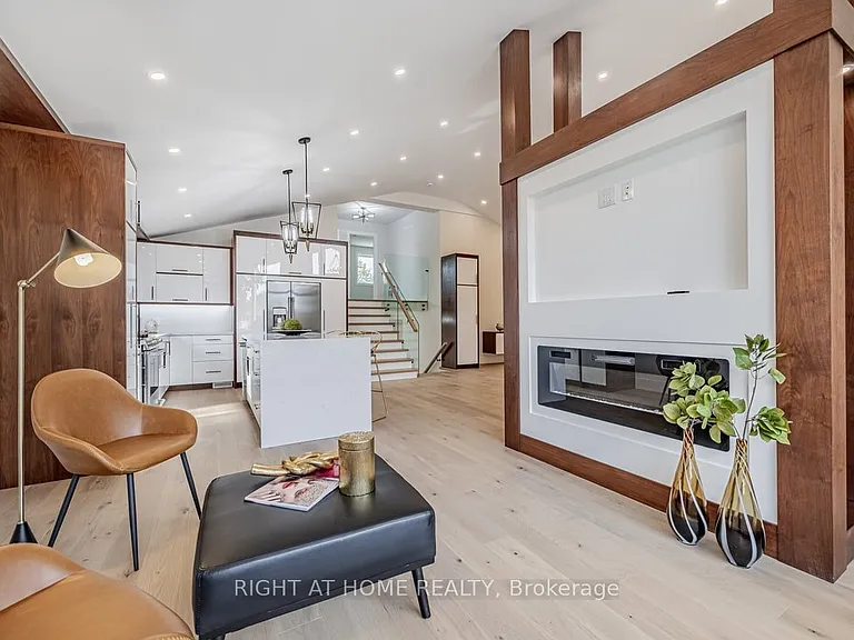 690 Hillman Cres — Photo 6