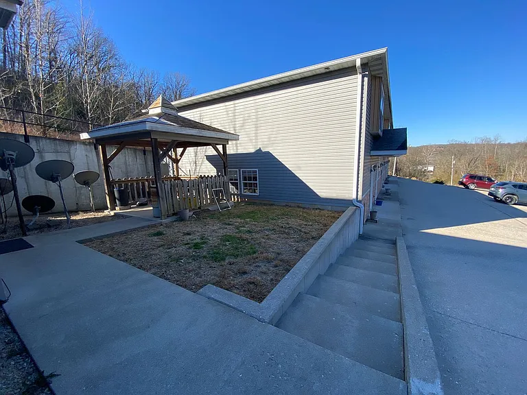 698 Hillside Rd — Photo 4