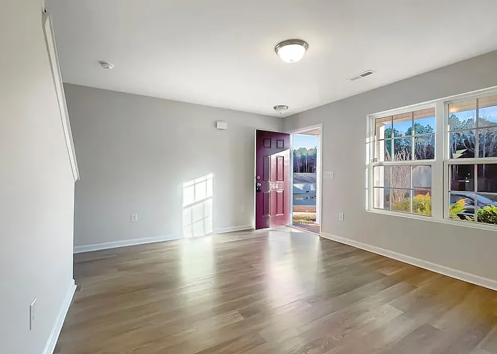 3 bed, 2.5 bath, 1233 sqft, $2,200 — Photo 2