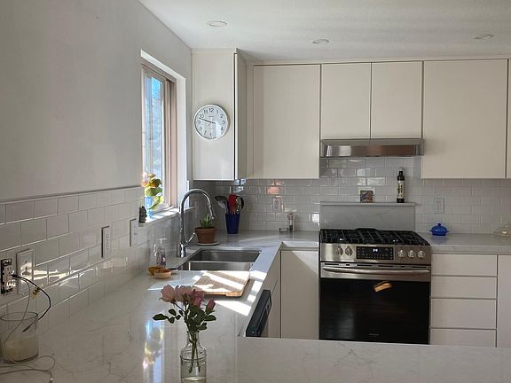 2nd image of 200 Crabtree Ln