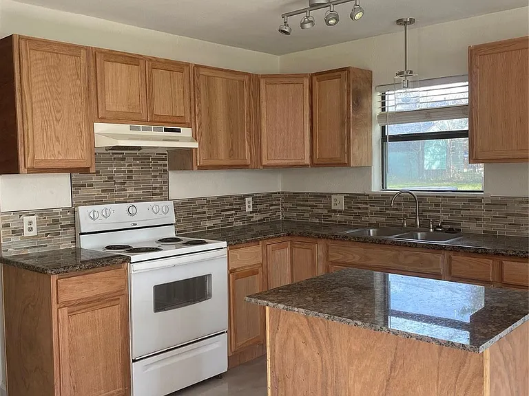 805 Laurel St — Photo 2